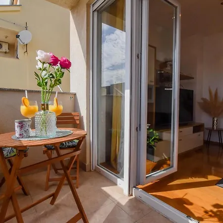 To&ni Free Parking *