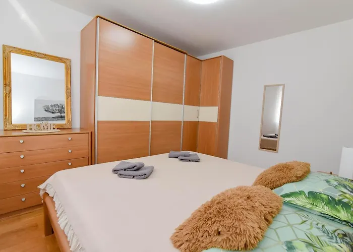 To&ni Free Parking *